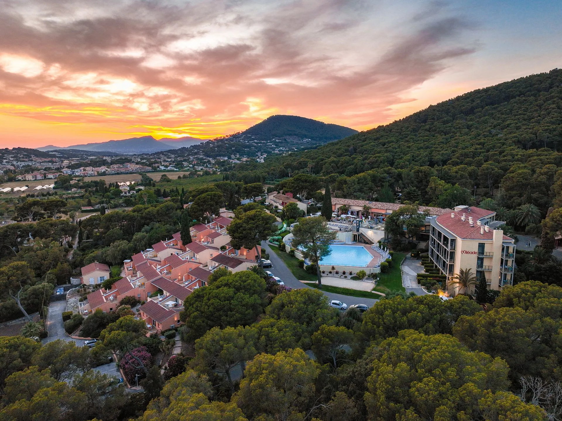 CARQUEIRANNE, CLUB MILEADE